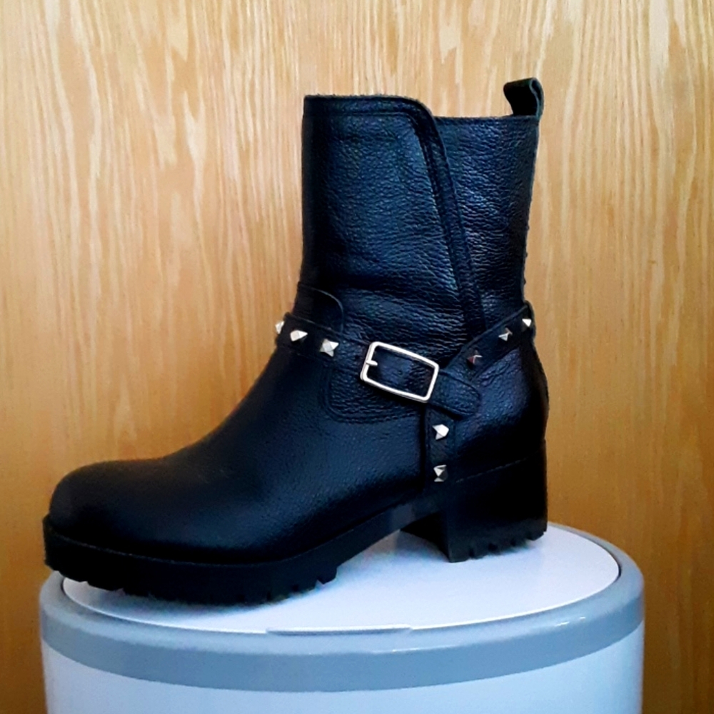 Size 6.5 womens boots. Very fashionable worn once.